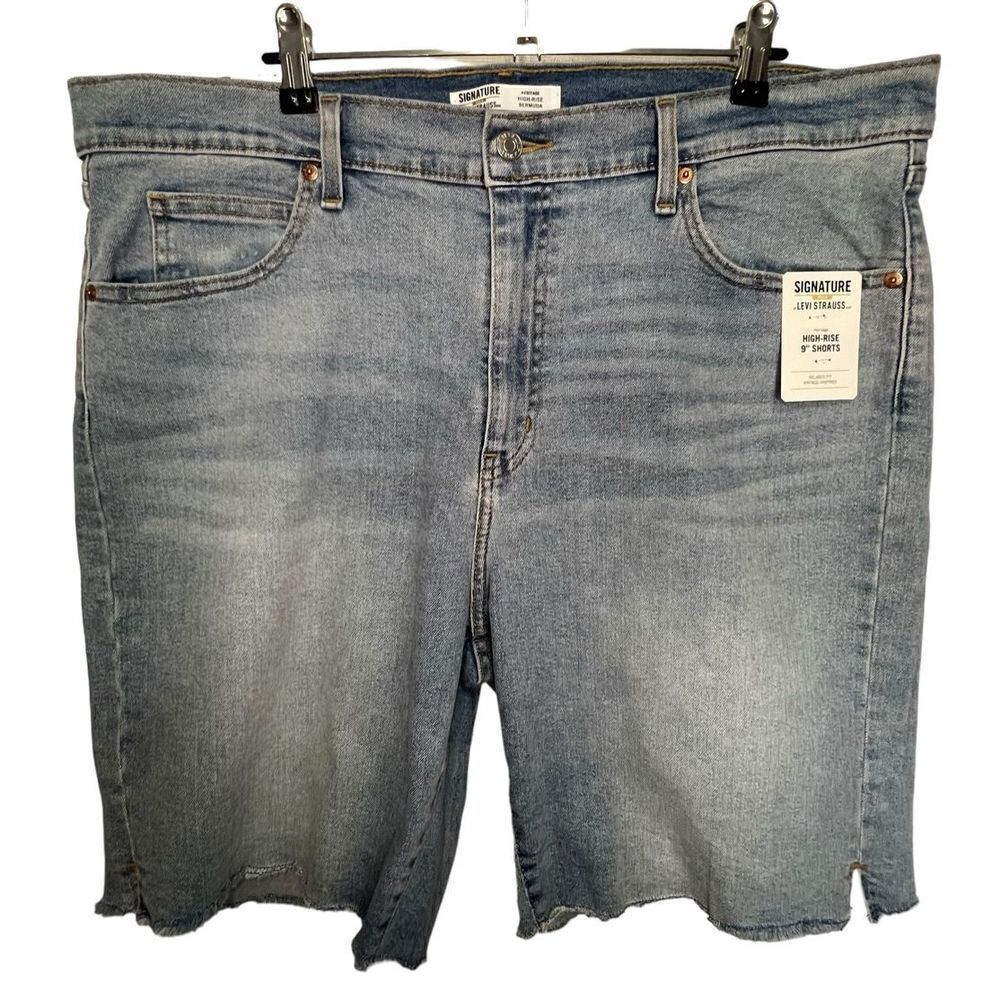 NWT Levi’s Light Wash High Rise Cut Off Bermuda Denim Shorts